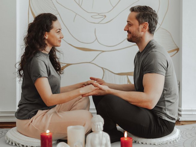 Comment bien débuter le yoga tantrique en couple