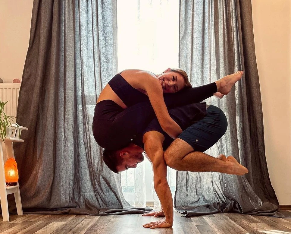 postures de yoga tantra pour les couple