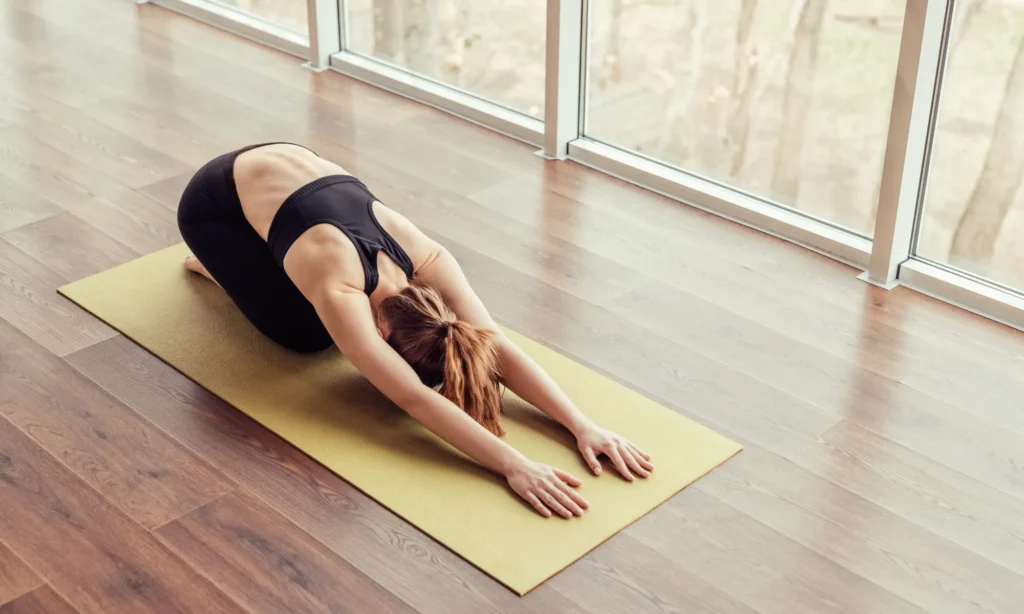 bienfaits de la posture de l'enfant au yoga