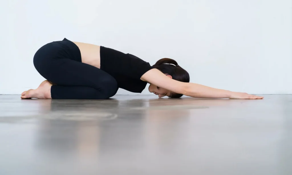 la posture de l'enfant au yoga