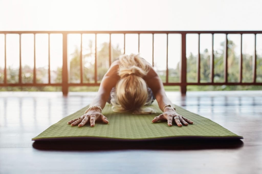 position de la grenouille en yoga