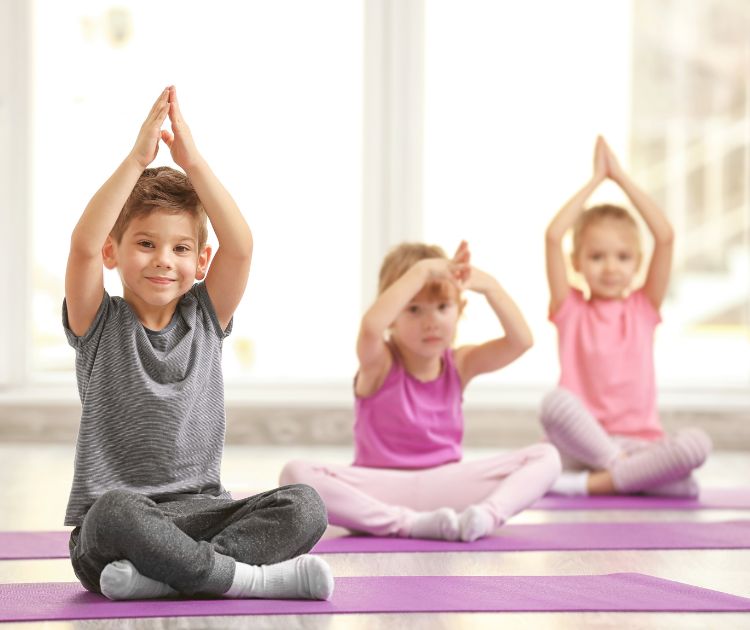 Quelles sont les 5 positions de yoga adaptées à un enfant de 2 ans