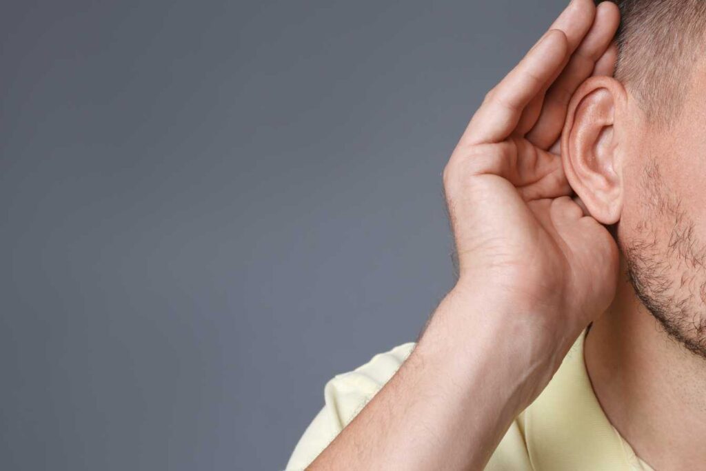 Dans quelles situations l’oreille gauche se met elle à siffler selon les croyances spirituelles
