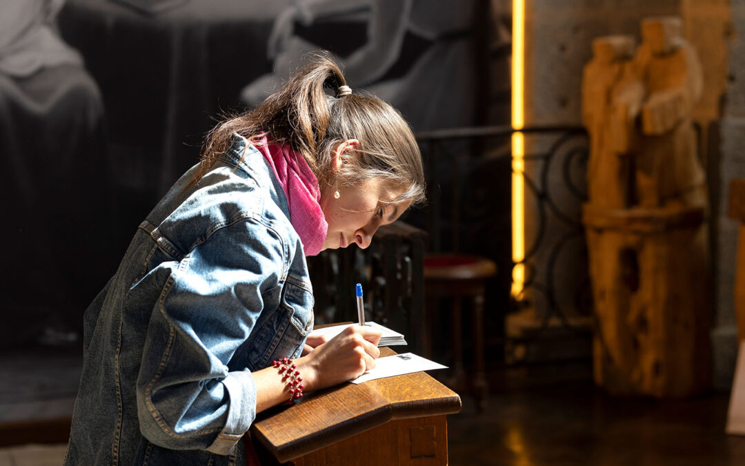 Comment déposer une intention de prière dans un sanctuaire ?